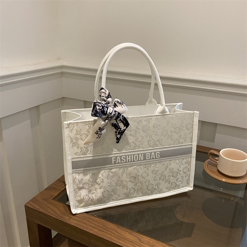 Embroidery On Leather - Luxuriöse Elegante Damen-Tragetasche mit Stickerei-Blumenmuster PU-Leder