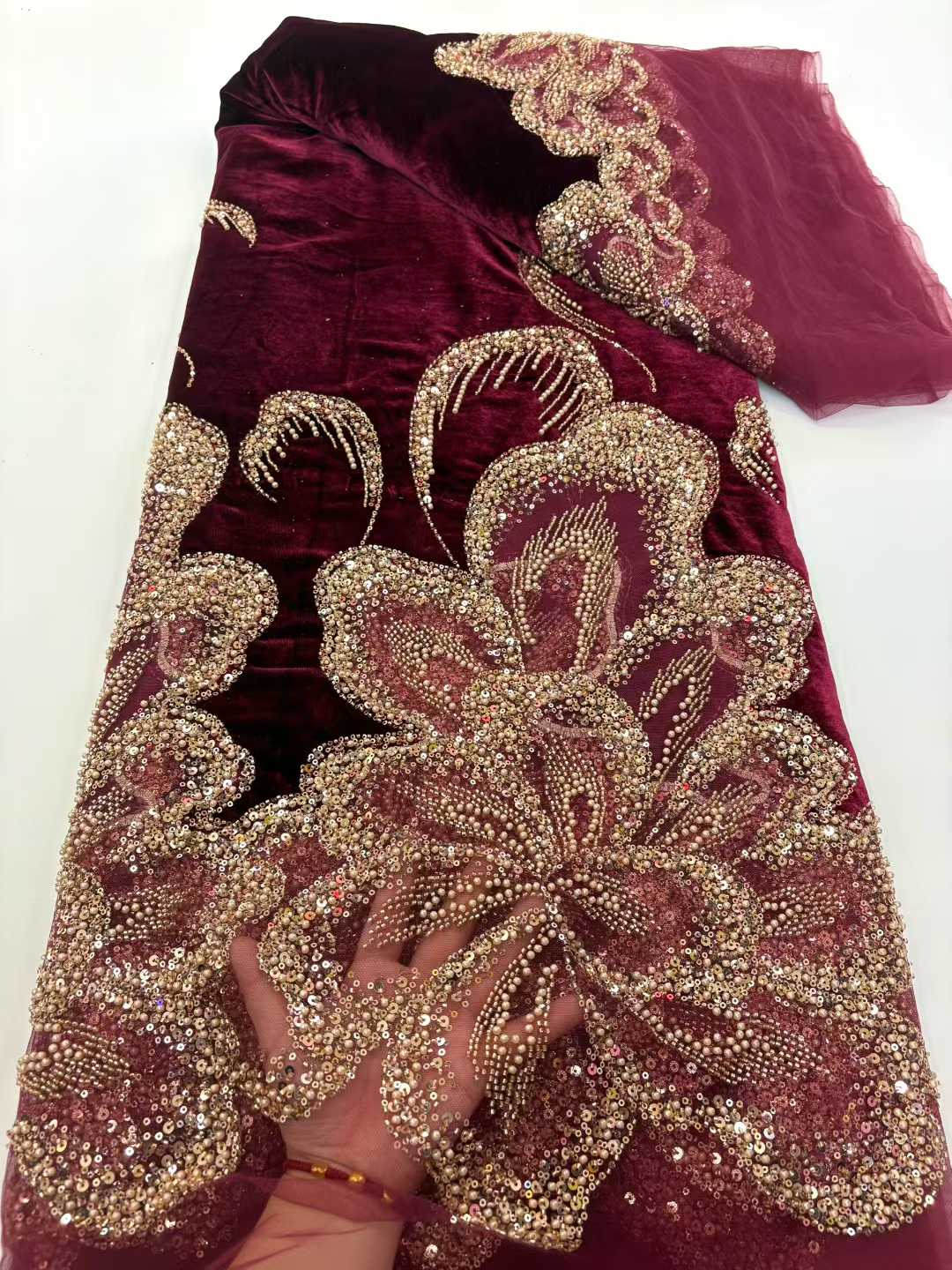 Afrikanischer Samt-Perlen-Schw – Velvet Fabric Embroidery Bewertung und Preis