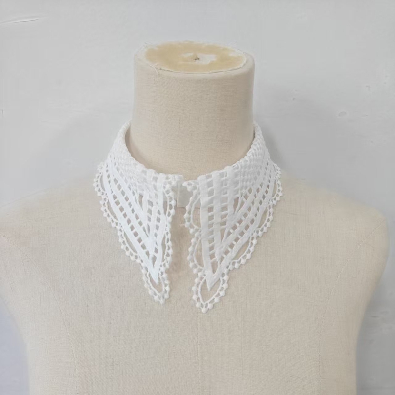 Damen Weißer Rüschen-Falsch-Kr – Embroidery Origin Bewertung und Preis