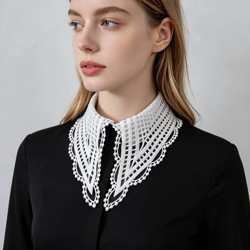 Damen Weißer Rüschen-Falsch-Kr – Embroidery Origin Bewertung und Preis